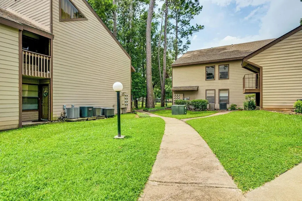 Walk to Lake Conroe - Condo w/ Community Perks!
