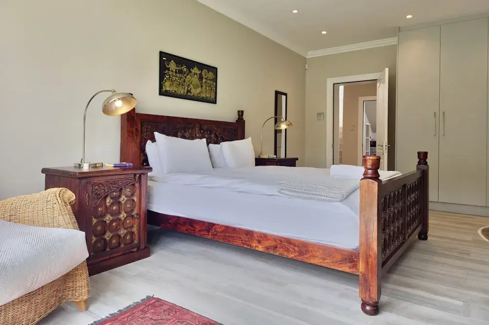 Camps Bay Villa with Pool 150m to the Beach