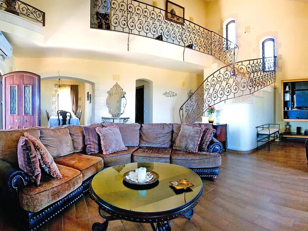Cretan Villa Near Beach for 10