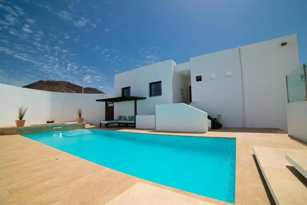 6 Bedroom Luxury Villa 300m from the water front