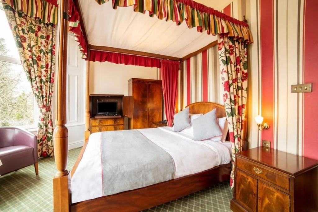 Redstones Hotel