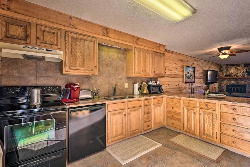 Downtown Red River Retreat w/ Mtn Views + Yard