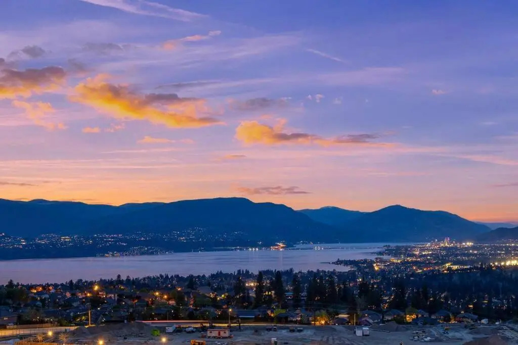 Newly Modern House w/ urban landscape of Kelowna!！