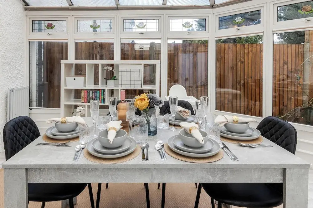 4 Bed - Sleeps 9 - Free Parking - 20 min Gatwick