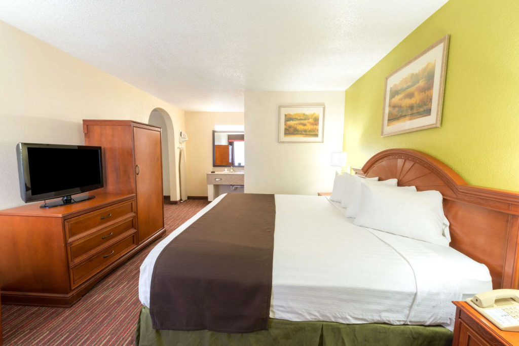 Baymont by Wyndham Louisville East