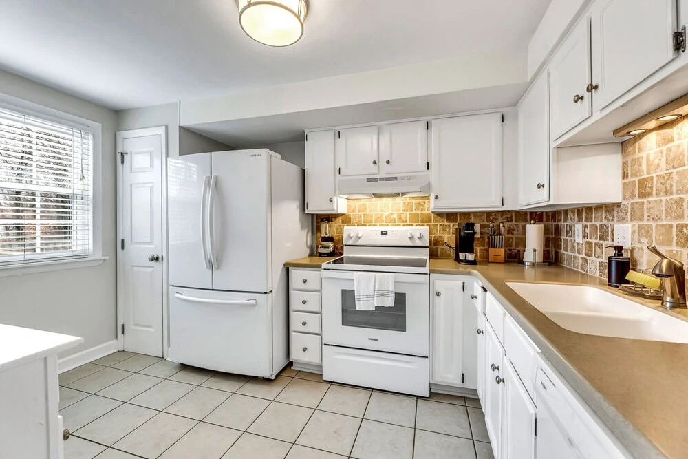 Stylish, spacious Uptown Condo! Perfect for large families and groups! Private patio! Minutes from downtown and airport!