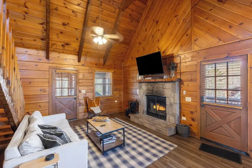 Dudley II by Avantstay Game Room + Enclosed Deck w/ Hot Tub & Views Cozy
