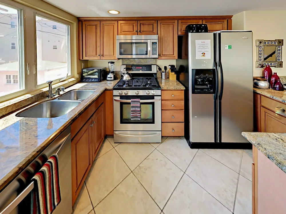 3br W/ Garage & Rooftop Deck - 1 Block To Beach 3 Bedroom Townhouse