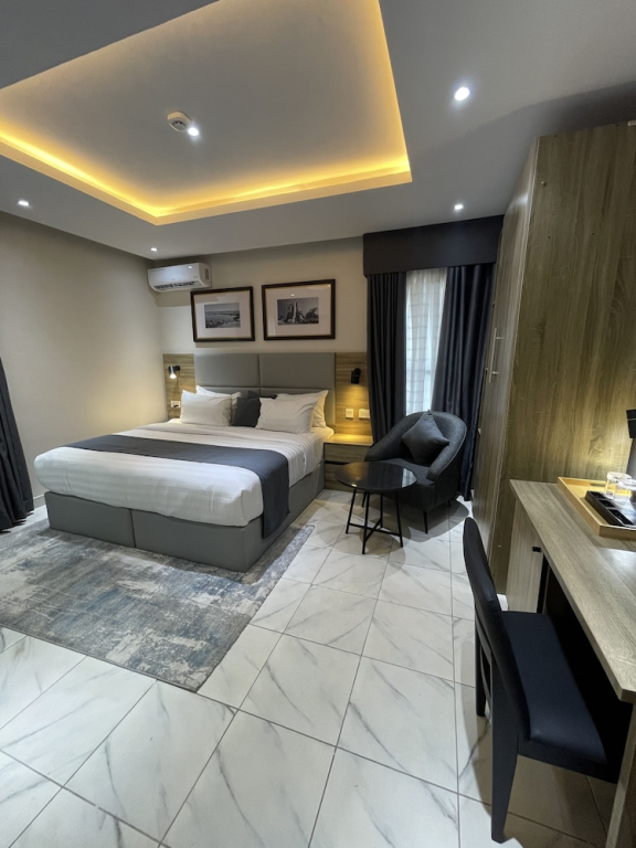 Ringruby Hotel, Oladipo Bateye