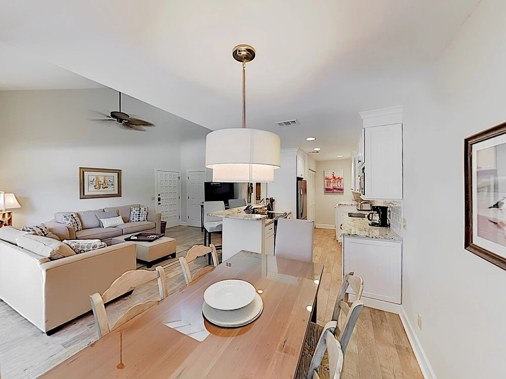 Updated Harbour Town Hideaway w/ Pool & Balcony condo