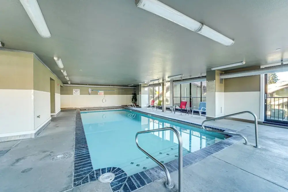 Walk to the Lake: Chelan Condo w/ Mtn Views!