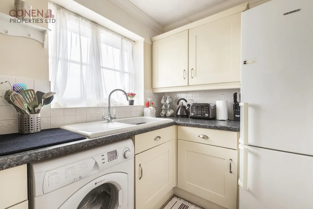 2 Bed Apartment Sleeps 5 - Free Parking, Balcony