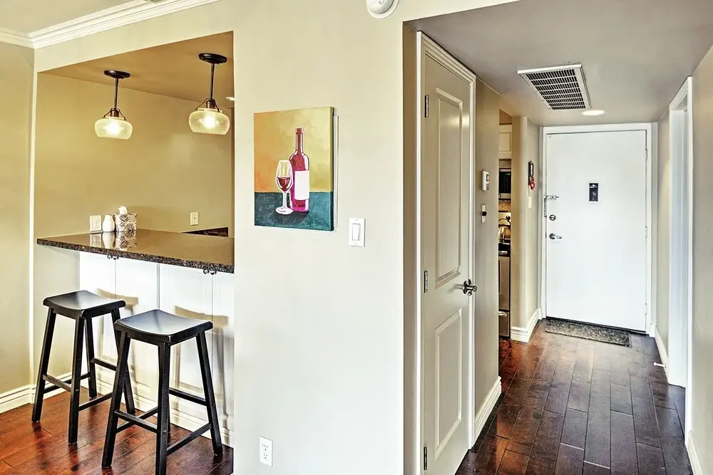 < 1 Mi to Old Town! Couples Haven w/ Pool Access