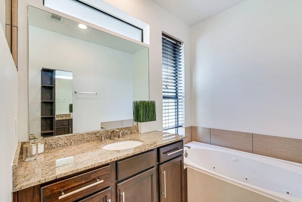 Pet-friendly Houston Townhome: 2 Mi to Downtown