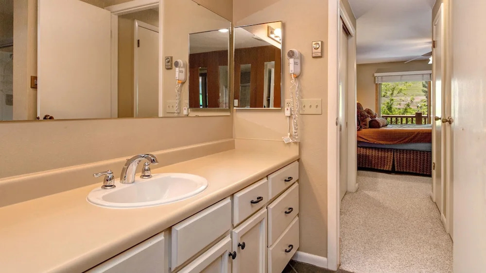 Ski in out 2 BDR Condo in the Heart of the Action