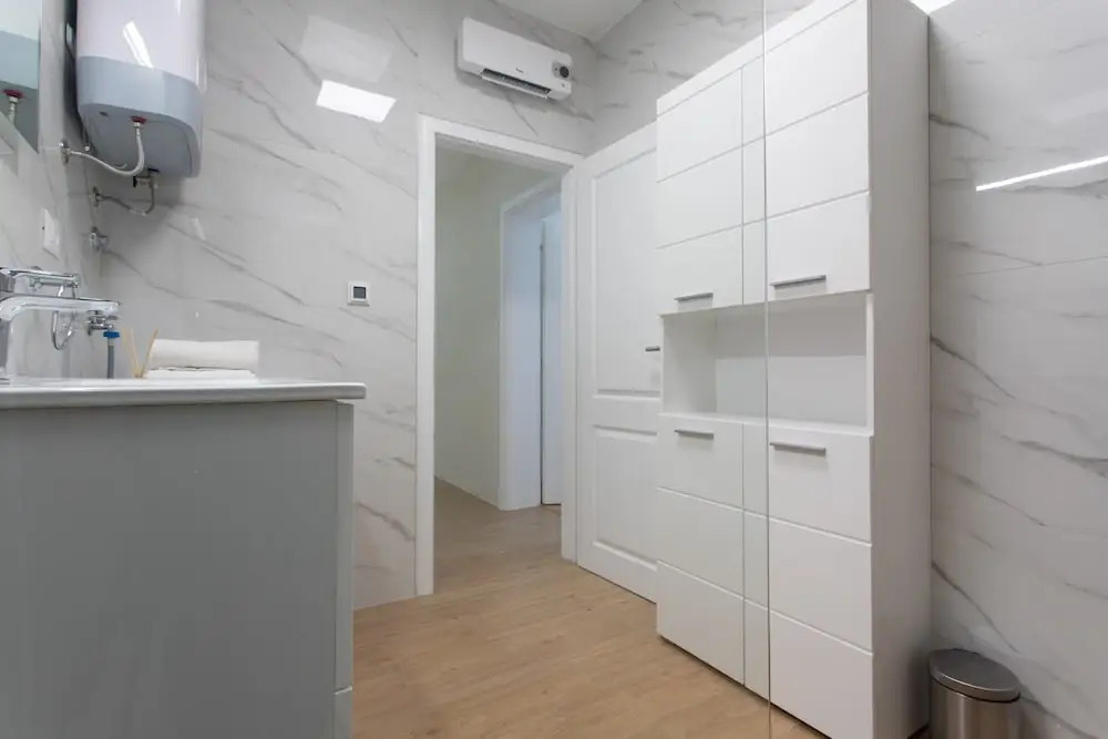 Apt Sara - Classy 100 m2 w Balcony, 2 min to Beach