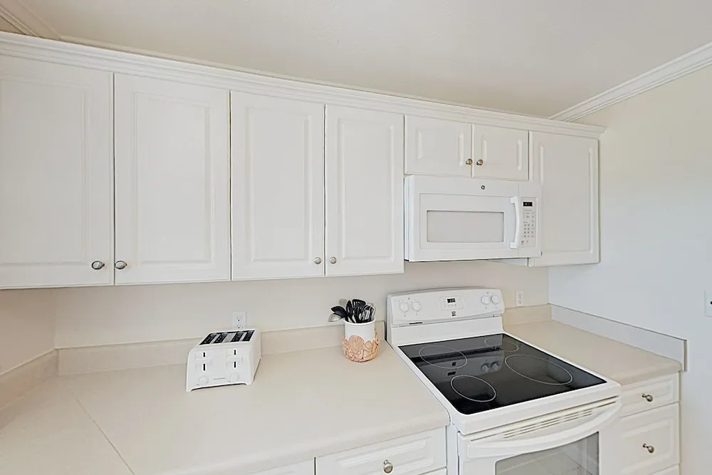 New Listing! Beachfront Gem W/ Pools & Docks 2 Bedroom Condo