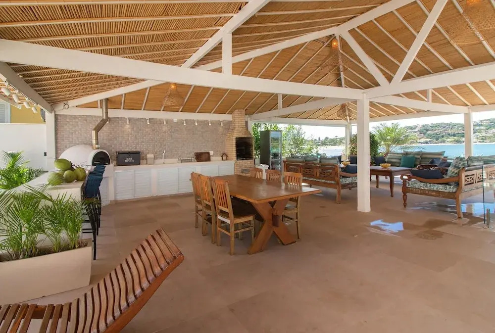 Mansão Pé na Areia Ferradura com 4Suítes