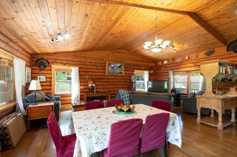 Duck Inn Log House