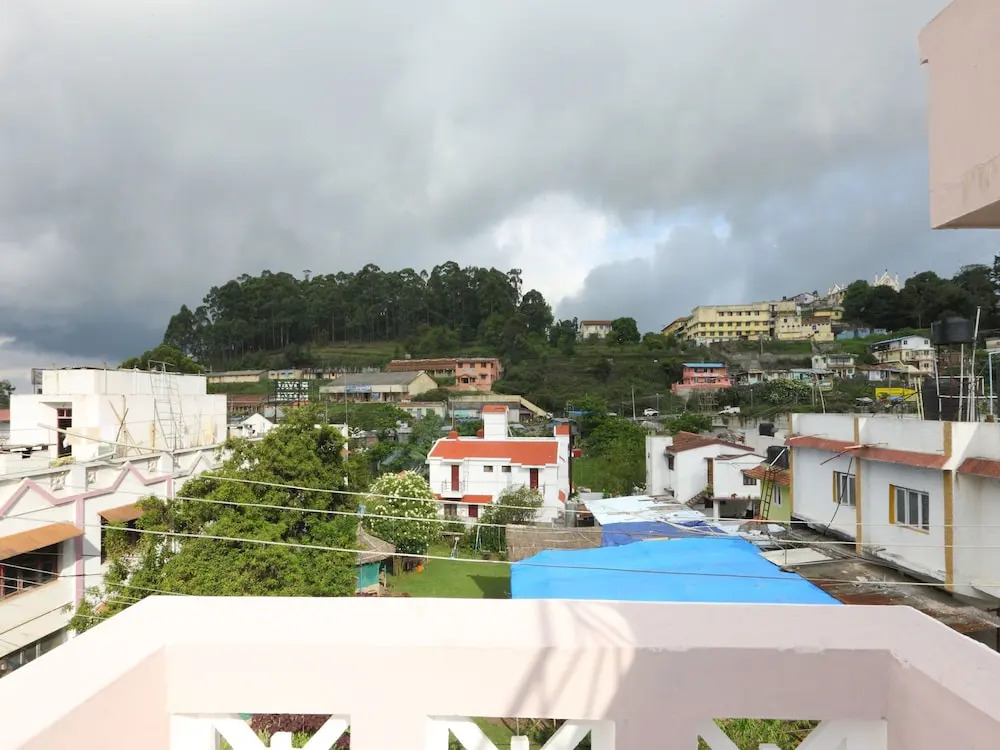 OYO 13807 Hotel Gurupriya