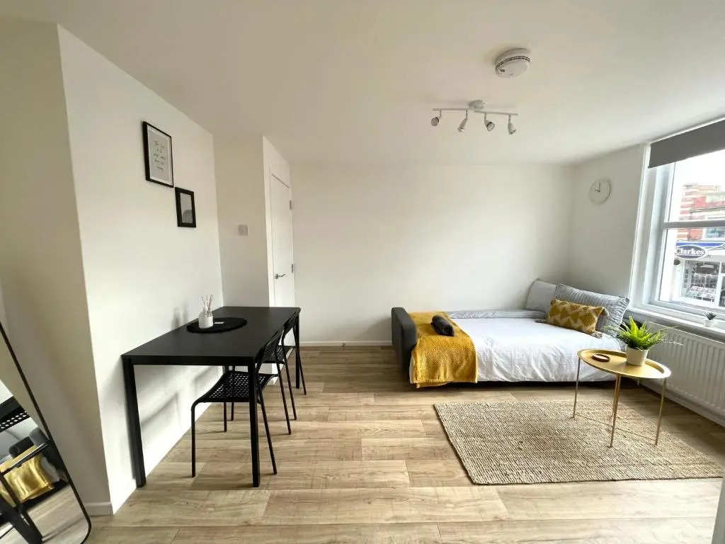 Central, Bright & Spacious Apartment - Parking Included