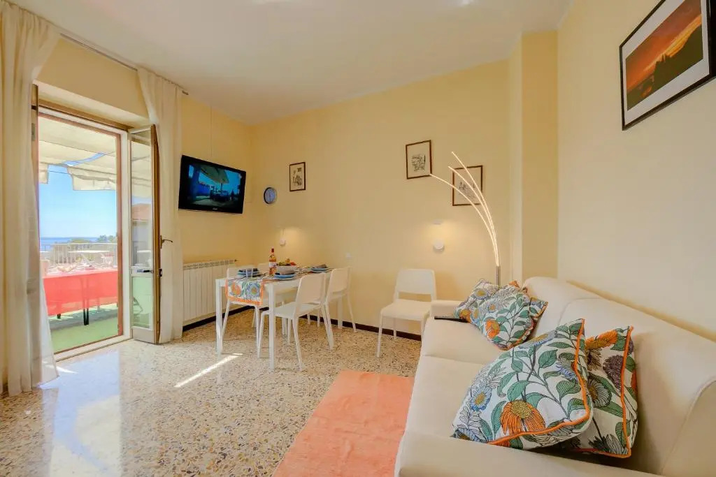 Gemma -Hilly area- relax with view lake