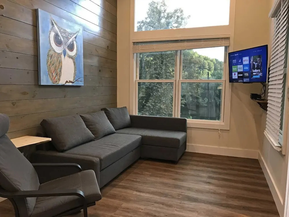 Time Flies on the River 1 Bedroom 1 Bathroom Cabin