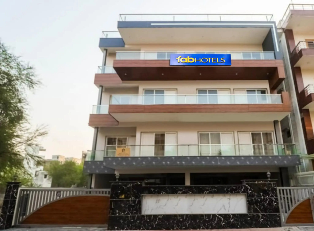 Hotel Sky Rise Inn Near Medanta - The Medicity, Gurugram