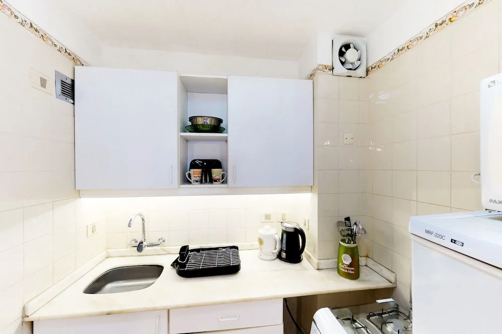 Completo Monoambiente para 3 en Avenida Italia - Edificio Luna de Mar