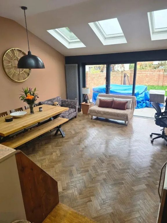 Spacious 4-bed House Close to LHR and London