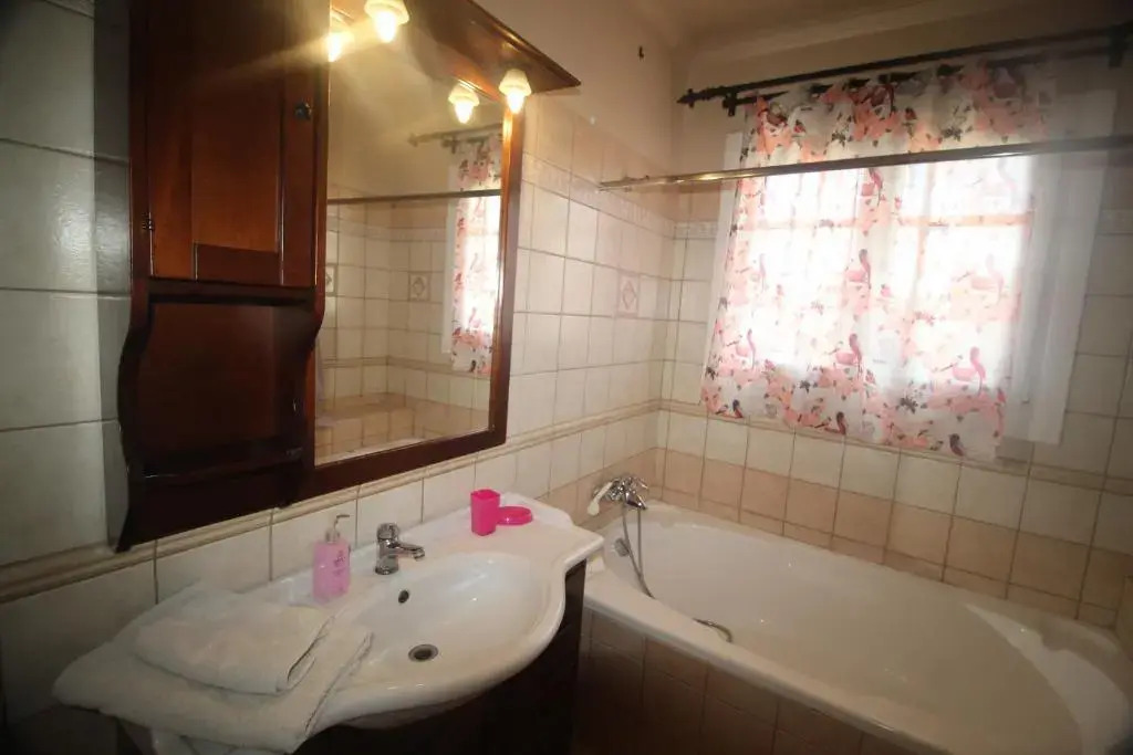 Private Villa AKOBARA, 2km from city center