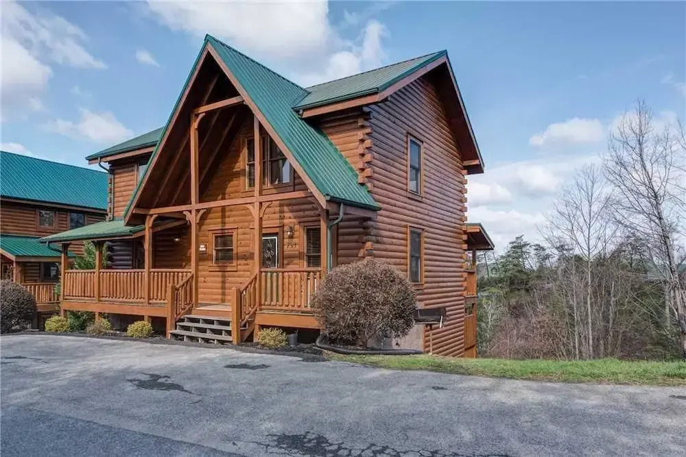 Suite Seasons 4 Bedroom Home with Hot Tub