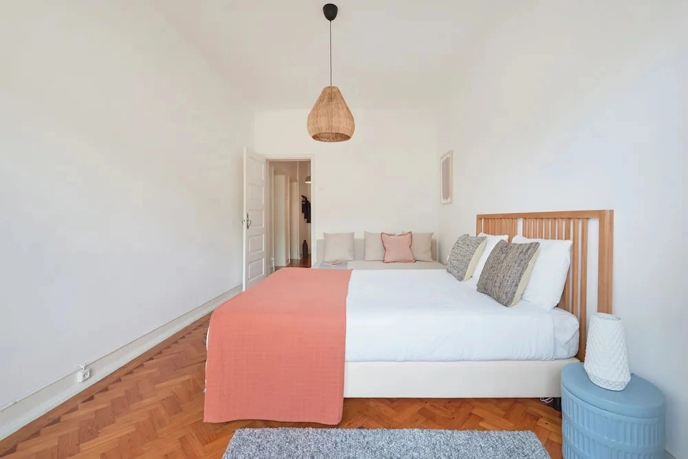 Light Filled & Renovated Apartment, By Timecooler