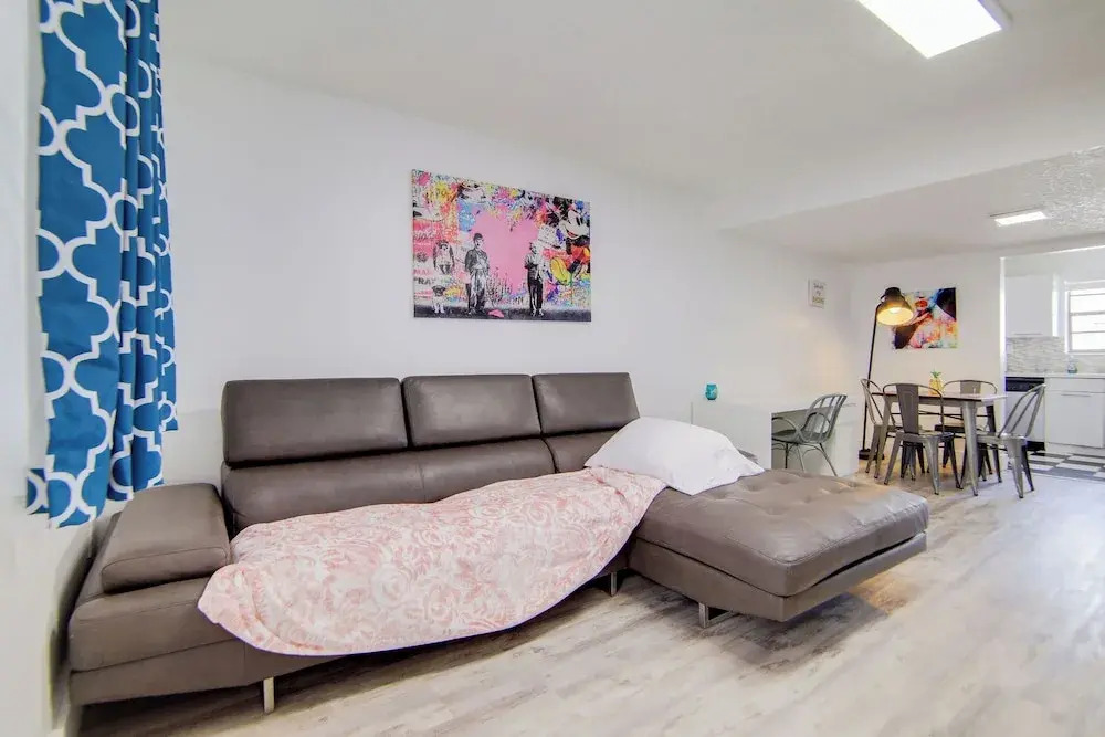 Collins 2 Bedroom with Free Parking by Deco 305