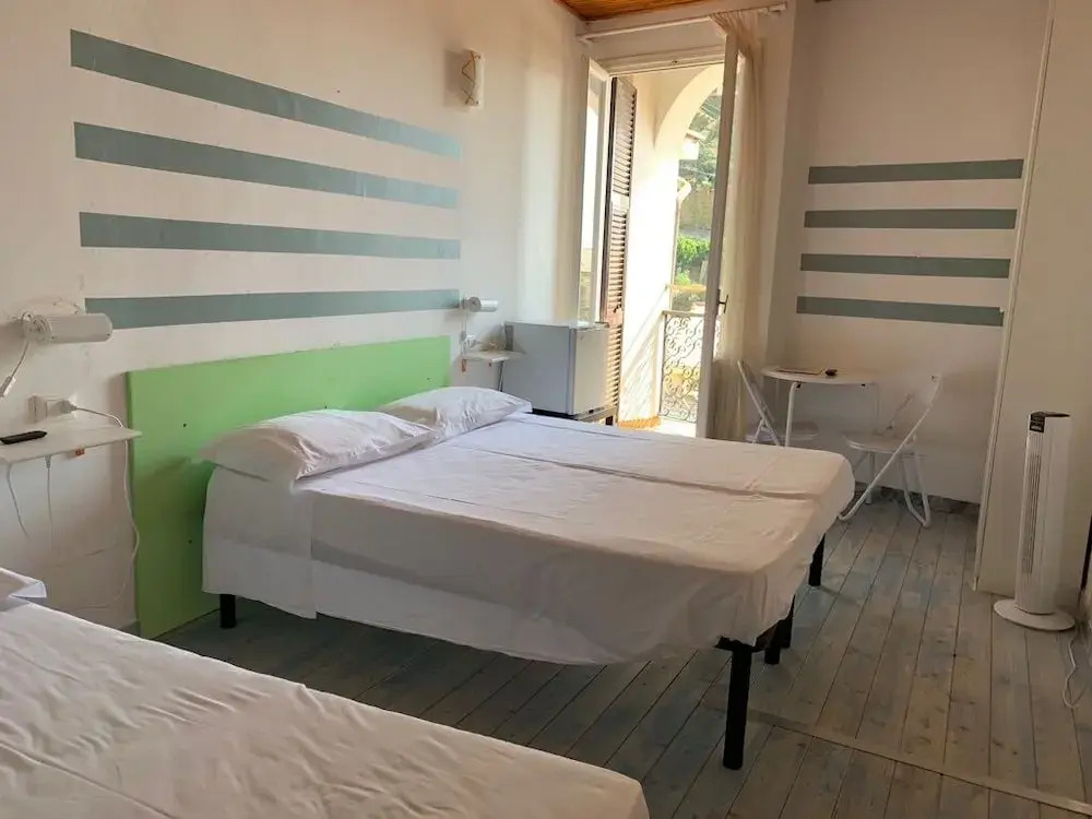 The Vernazza Main Plaza - Rooms & Suites
