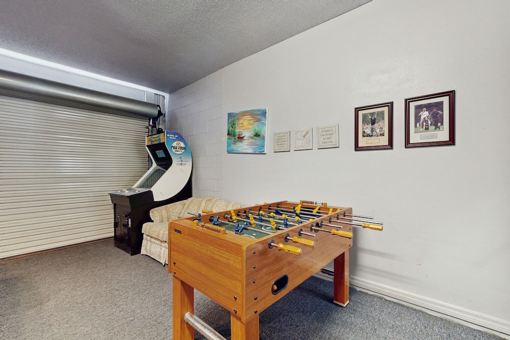 Home Near Disney/golf With Screened Pool, Spa, Pool Table, Foosball, AC, and W/D