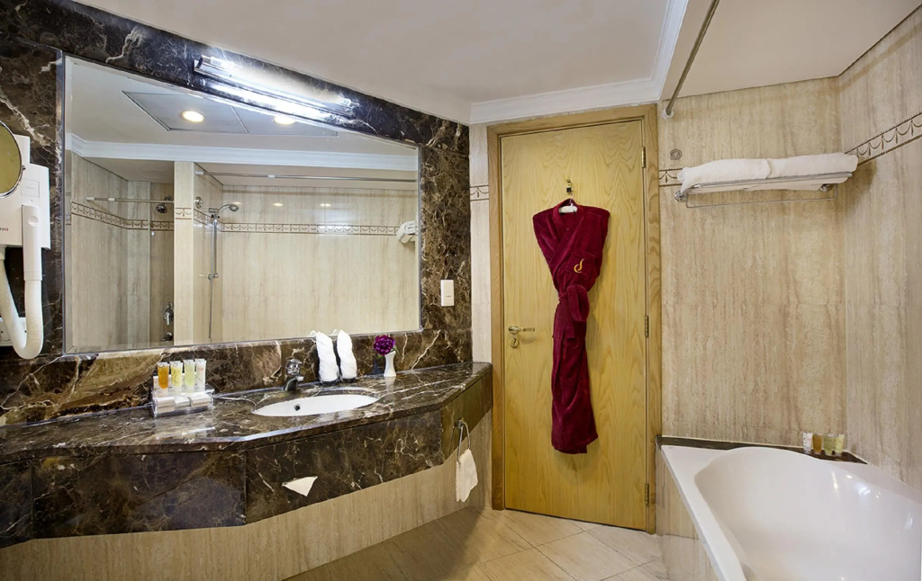 Отель DoubleTree by Hilton Dubai Port Saeed