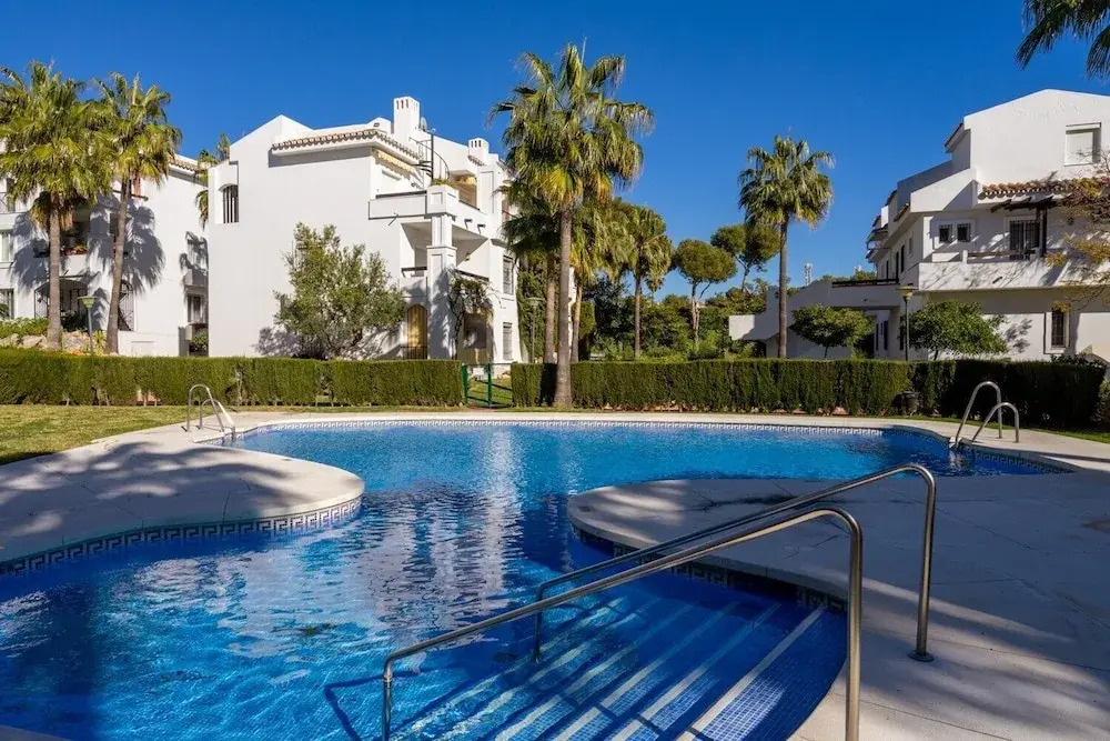 Lovely Apartment with View and Pool Ref 127