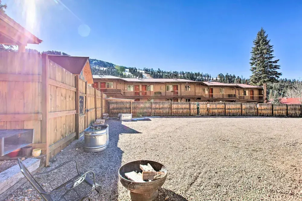 Near Hiking & Main St! Mtn-view Red River Retreat
