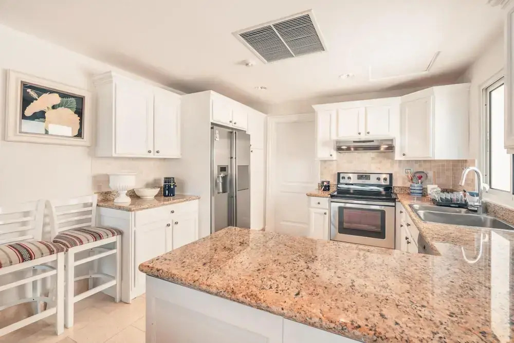 Open and Bright Beachfront Apt at Aquamarina F34