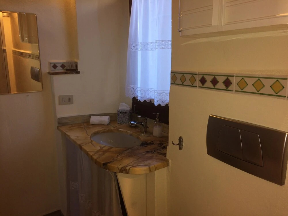 Adorable Tuscan Cottage With Beautiful Garden Just Outside Lucca, Sleeps 2