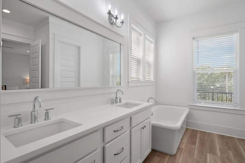 3-story Comfortable Home Near the Beach