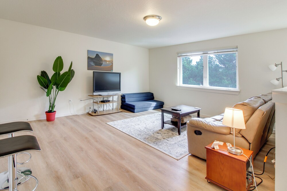 Spacious Bandon Getaway - 2 Blocks to Ocean!