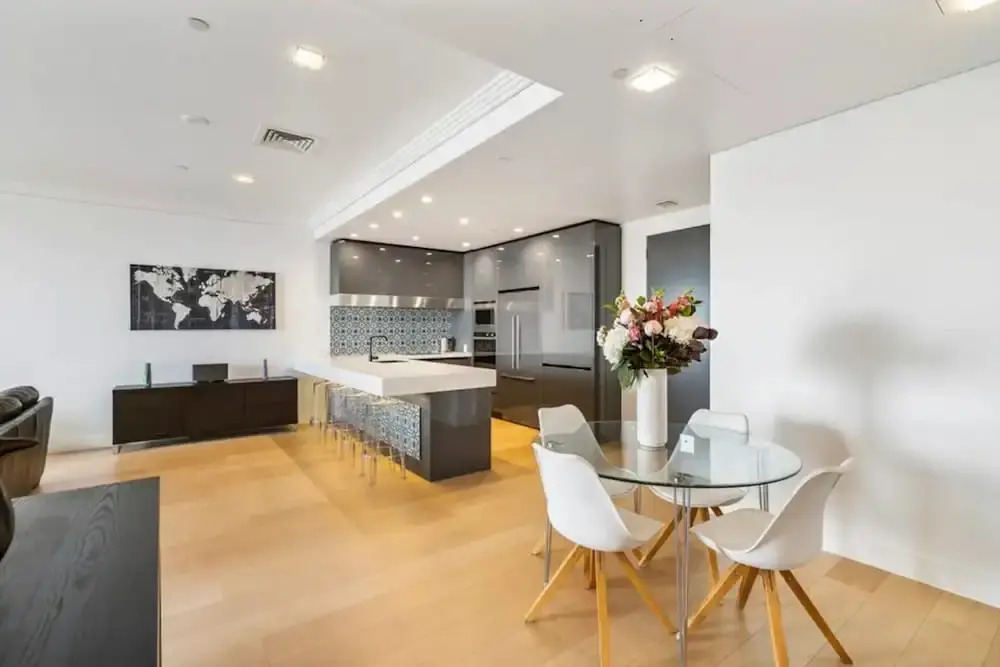 Panoramic Views 2 Bedroom Penthouse Apartment With Carpark