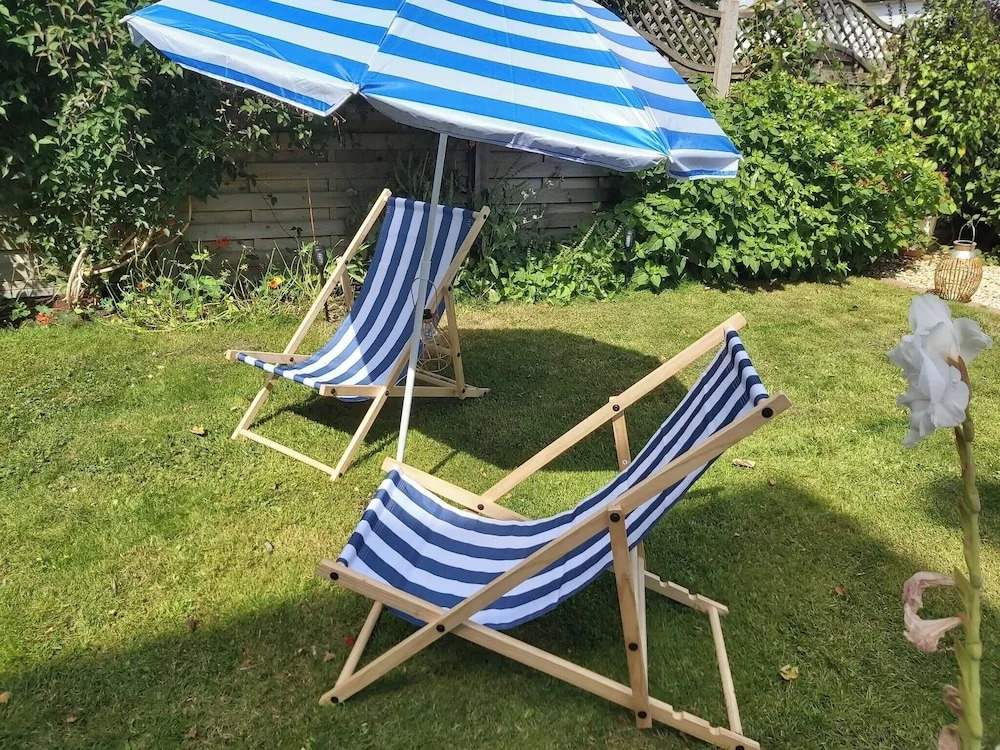 Spacious Seafront Apartment, Garden Free Parking