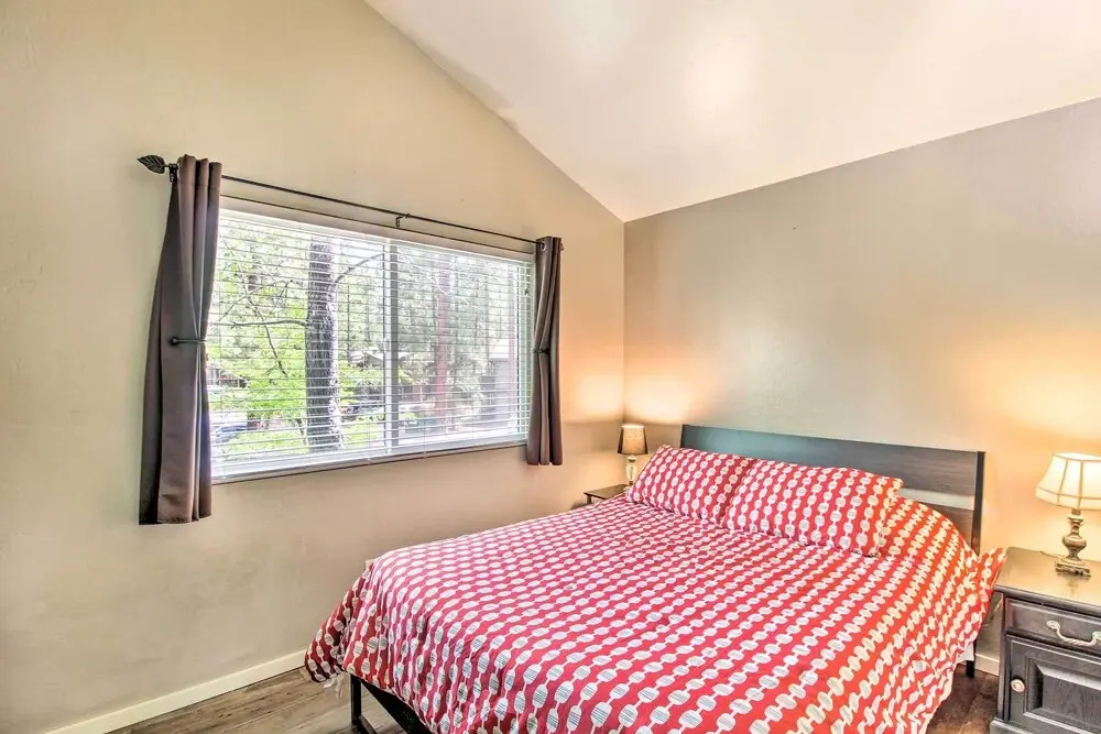 Cozy Condo Near Golfing & Hiking in Pinetop!
