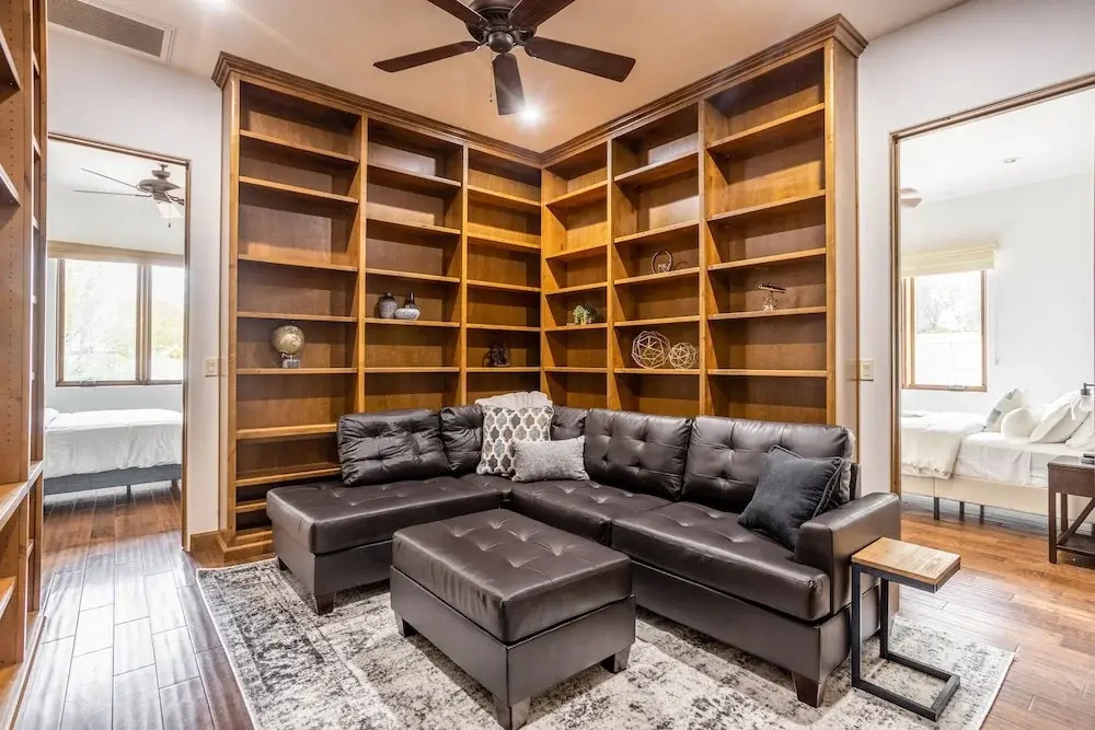 Upscale W/ Pool, Chefs Kitchen & Stables 6 Bedroom Home