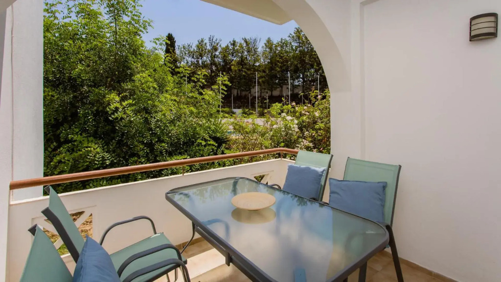 Charming Beachside Apartment w/ Pool by LovelyStay