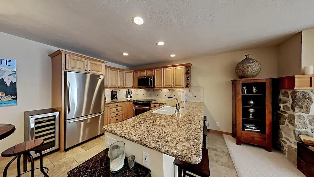 Beautiful One Bedroom Condo! Just Steps to Mammoth Mountain with Fully Equipped Kitchen! by RedAwning