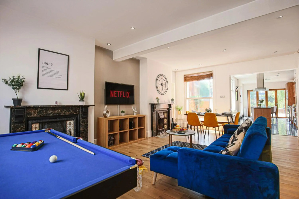 Central House with Pool Table, Smart TV and Free Parking by Yoko Property